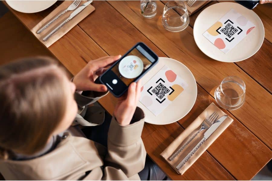 Revolutionizing Restaurants: Navigating Social Media Challenges For Success